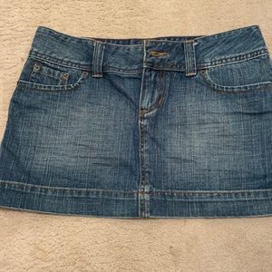 Guess jean denim skirt size 27 zipper back pockets